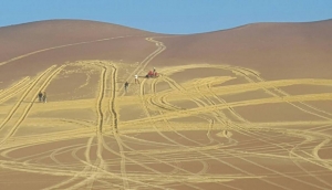 Denuncian la aparici&oacute;n de huellas de neum&aacute;ticos cerca a El Candelabro de Paracas