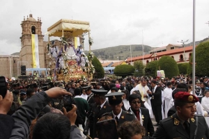 Cientos de fieles participan de procesi&oacute;n de la Virgen de la Candelaria en Puno