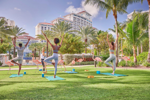 Yoga con flamencos rosados en Las Bahamas