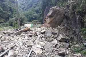 Derrumbe afecta v&iacute;a f&eacute;rrea del tren Ollantaytambo-Machu Picchu