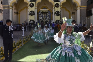 Danzantes se rinden ante los pies de la Virgen de la Candelaria