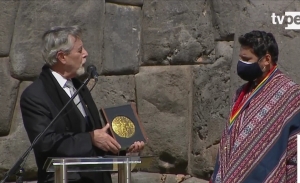 Presidente Sagasti entreg&oacute; el original Sol del Cusco de oro al alcalde la ciudad durante el Inti Raymi