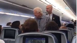 Ex presidente Jimmy Carter salud&oacute; uno a uno a todos los pasajeros de un vuelo (V&Iacute;DEO)