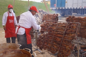 Chile y Argentina interesados en incluir Chancho al Palo en sus festivales gastron&oacute;micos