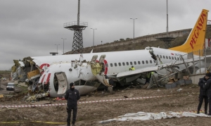 Aumenta a tres la cifra de fallecidos en accidente de avi&oacute;n que se parti&oacute; al aterrizar en Estambul