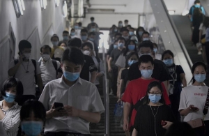 Aeropuertos de Beijng cancelan m&aacute;s de un millar de vuelos por rebrote de COVID-19