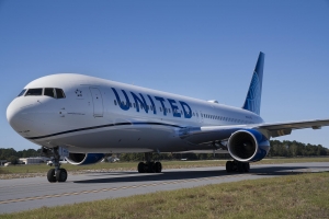 United Airlines hace obligatorias las vacunas COVID-19 para sus empleados de Estados Unidos