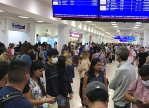 Peruanos varados en Canc&uacute;n, entre la incertidumbre y el miedo de contagiarse, piden un vuelo humanitario para volver