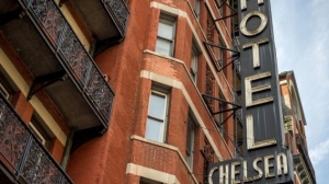 Subasta de puertas del m&iacute;tico Chelsea Hotel recauda m&aacute;s de US$ 400,000