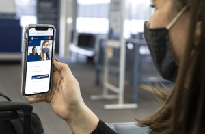 United lanza servicio al cliente virtual bajo demanda en el aeropuerto