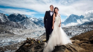 Pareja estadounidense eligi&oacute; el Everest para casarse: no tuvieron muchos invitados, pero s&iacute; fotograf&iacute;as incre&iacute;bles