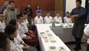 Chef peruano ense&ntilde;a a preparar cebiche a estudiantes chinos de cocina (V&Iacute;DEO)