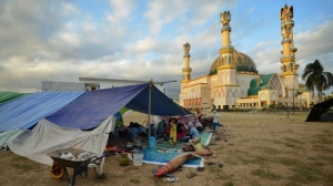 Los turistas huyen de la isla indonesia de Lombok tras el terremoto