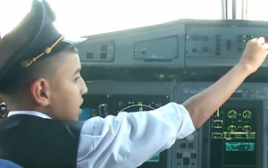 Suspendidos dos pilotos por dejar los mandos a un ni&ntilde;o en un vuelo comercial (V&Iacute;DEO)