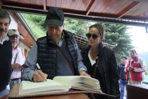 Entregan &ldquo;Llave de la Ciudad&rdquo; y declaran &ldquo;Visitante Distinguido&rdquo; a Vargas Llosa