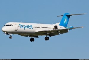 Mujer intenta abrir puerta de avi&oacute;n en pleno vuelo y dice ser "Dios" (V&Iacute;DEO)