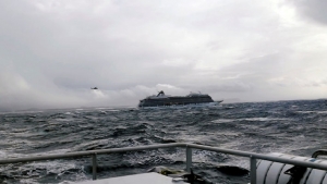 Ordenan evacuar a 1.300 pasajeros de un crucero en Noruega tras falla de motor y "mal tiempo"