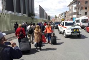 Polic&iacute;a traslada a turistas afectados por bloqueo en aeropuerto de Cusco