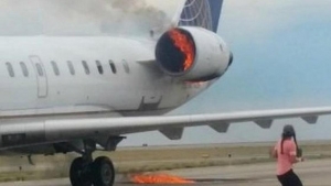 Avi&oacute;n de United Airlines aterriza con el motor en llamas en el aeropuerto de Denver
