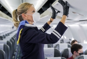 IATA: "Si se niega a usar la mascarilla se enfrenta a ser expulsado de su vuelo y a sanciones"