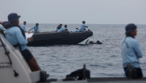 Indonesia ampl&iacute;a zona de b&uacute;squeda tras hallar solo parte de avi&oacute;n accidentado