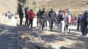 Profesores bloquean v&iacute;a del tren a Machu Picchu y exigen aumento de sueldo