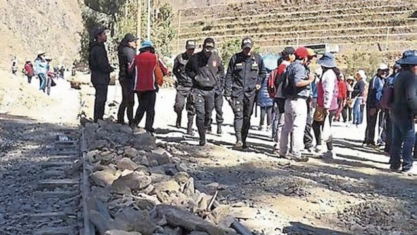 Profesores bloquean v&iacute;a del tren a Machu Picchu y exigen aumento de sueldo