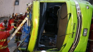 Due&ntilde;o de 'Green Bus' asegura que una mototaxi caus&oacute; el accidente en Cerro San Cristobal