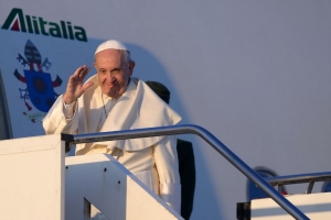 Papa Francisco inici&oacute; viaje para visitar Chile y Per&uacute;