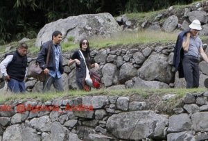 Actriz Demi Moore inicia recorrido por la ciudadela de Machu Picchu