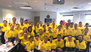 La clase de nuevos auxiliares de vuelo de American Airlines basados en Lima se grad&uacute;an en Texas