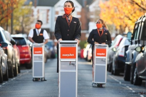 easyJet mantiene activa a su tripulaci&oacute;n de cabina repartiendo men&uacute;s a domicilio