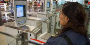 Pasajeros en aeropuerto Jorge Ch&aacute;vez pasan control migratorio en segundos