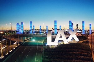 Vacunan a viajeros en aeropuerto de Los &Aacute;ngeles