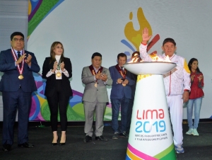 Hugo Sotil llev&oacute; la antorcha Panamericana y encendi&oacute; el pebetero en Ica