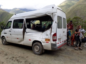 Fallece turista argentina tras caida de roca sobre bus tur&iacute;stico en el que viajaba