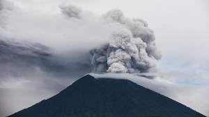 Luego de tres d&iacute;as cerrado, Bali reabre aeropuerto ante amenaza del volc&aacute;n Agung