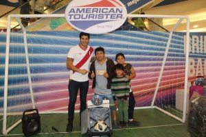M&aacute;s de 300 fan&aacute;ticos pusieron a prueba su punter&iacute;a en activaci&oacute;n de American Tourister