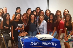 Caravana de Bah&iacute;a Pr&iacute;ncipe por Per&uacute;