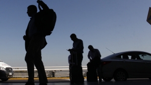 Aeropuerto de Santiago modificar&aacute; su salida internacional por persistencia de taxistas piratas
