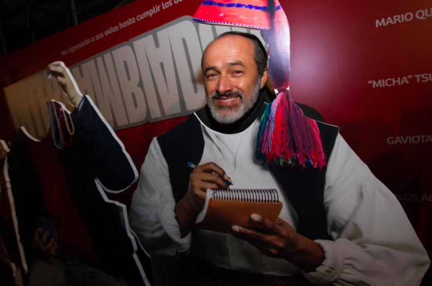 Actor Carlos Alc&aacute;ntara y artesano H&eacute;ctor Huatta cumplieron el reto de ponerse en los zapatos del otro