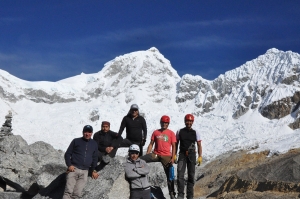 A la conquista del nevado Pisco, casa de gu&iacute;as realiza mantenimiento en rutas peligrosas