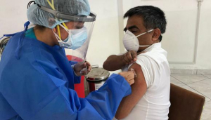 M&eacute;dico intensivista del Hospital Loayza es el primero en recibir la dosis de la vacuna contra la COVID-19